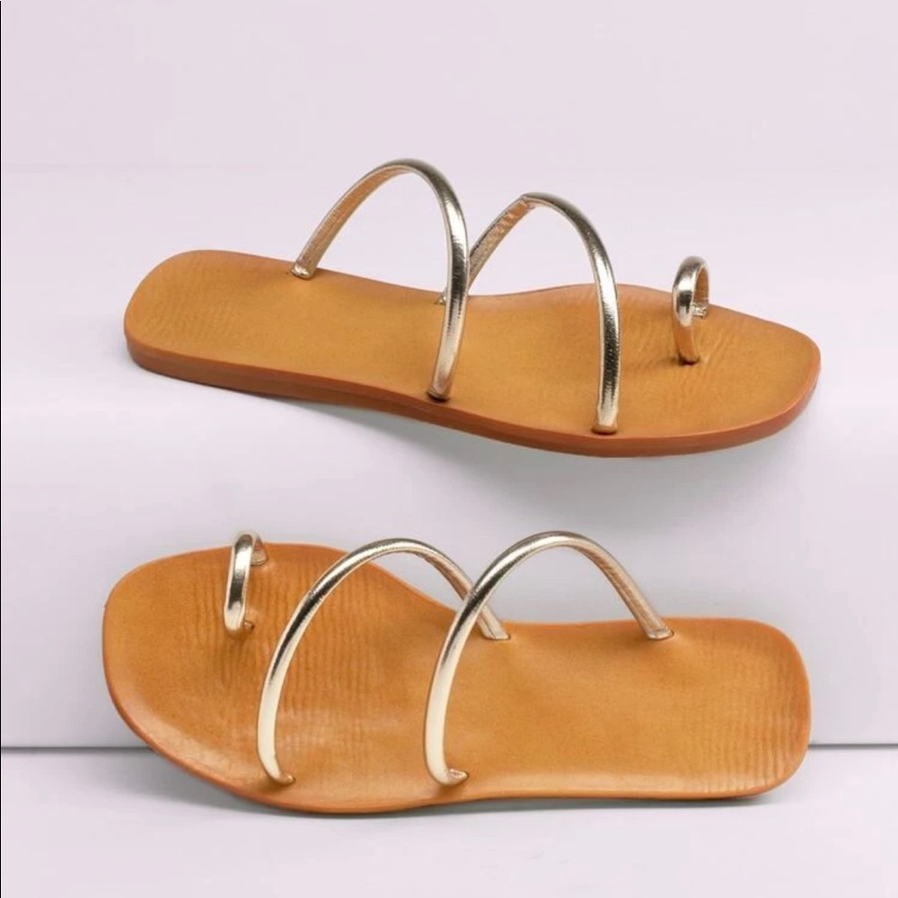 NWT womens metallic toe ring strap sandals